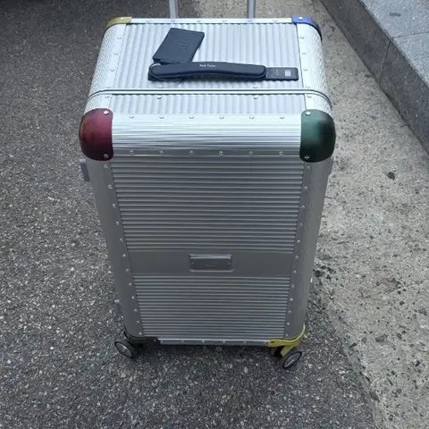 로우로우 x 폴스미스 캐리어 팝니다. 78L