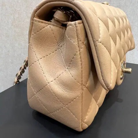 샤넬클래식 뉴미니 램스킨 플랩백 베이지 내장칩